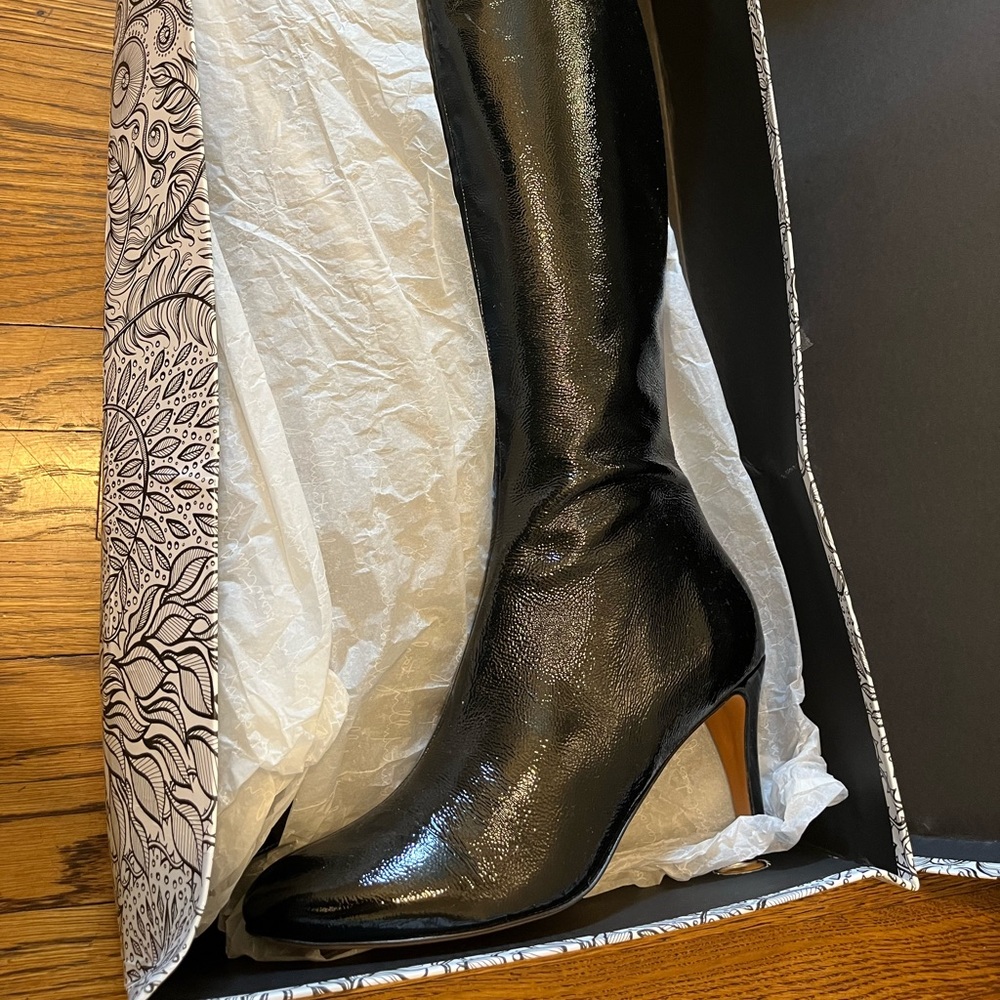 DUO/ TED & MUFFY Black Patent Knee High Heel Zip Up ( US 8.5 ) (EU 41) (UK 8)